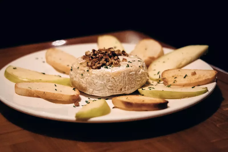 baked brie with apple slices and toast