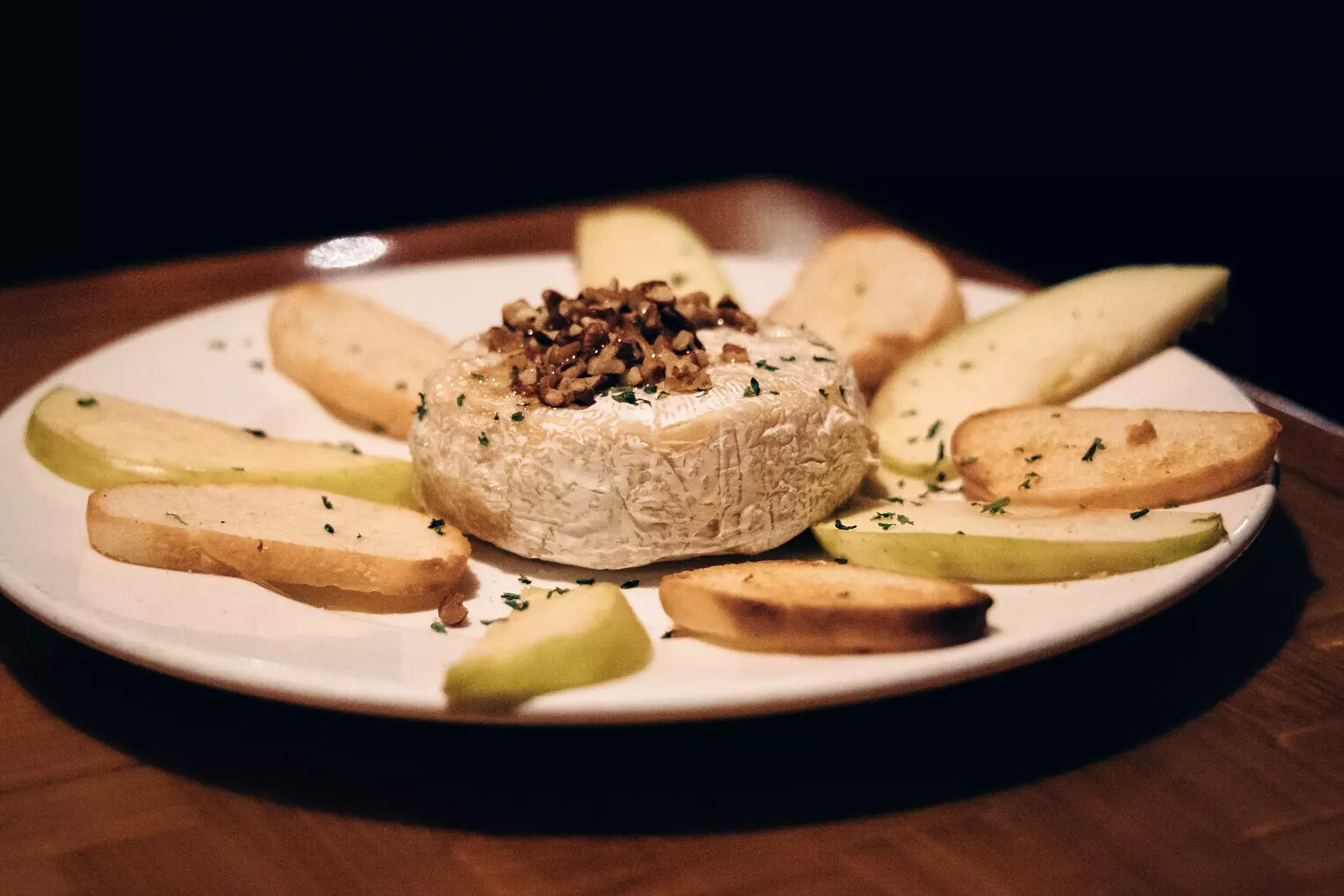 baked brie with apple slices and toast