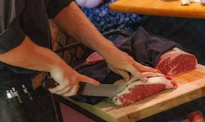 peddler slices steak